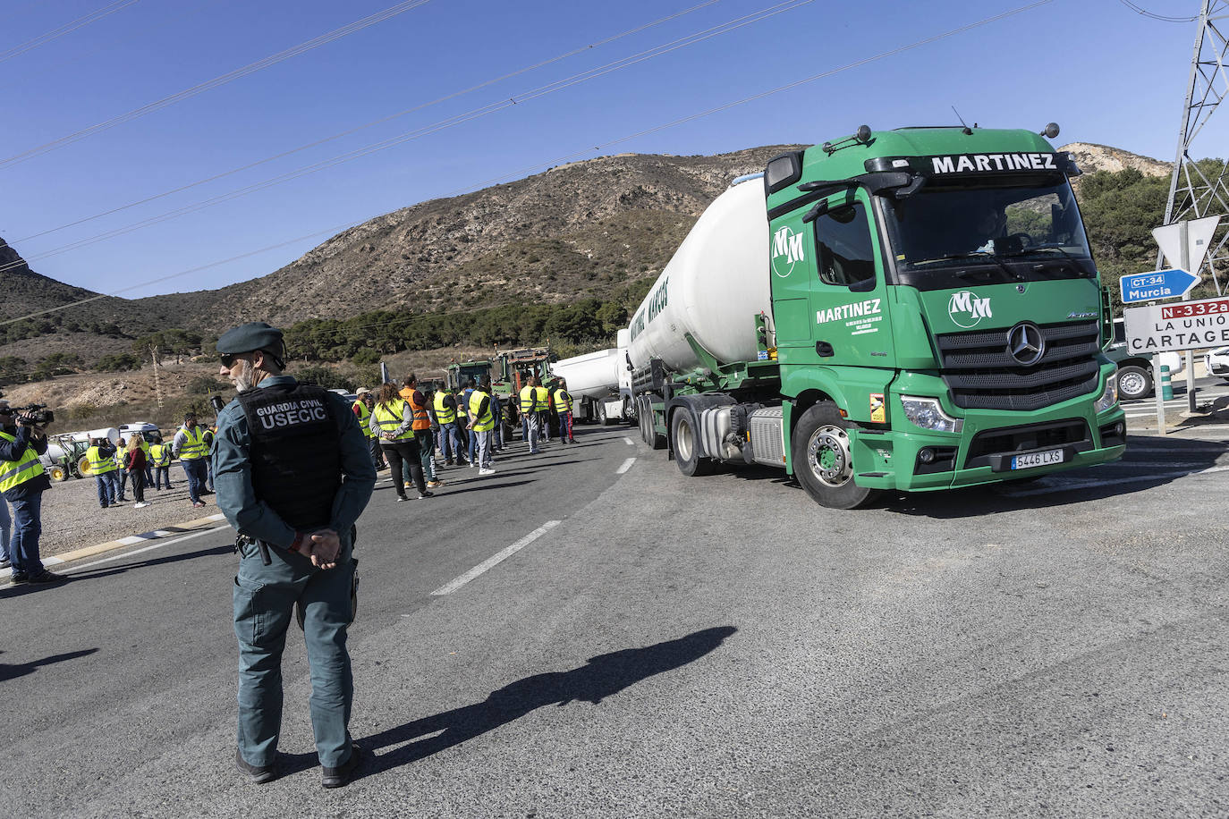 Protestas de agricultores y ganaderos en el acceso a Escombreras, en imágenes