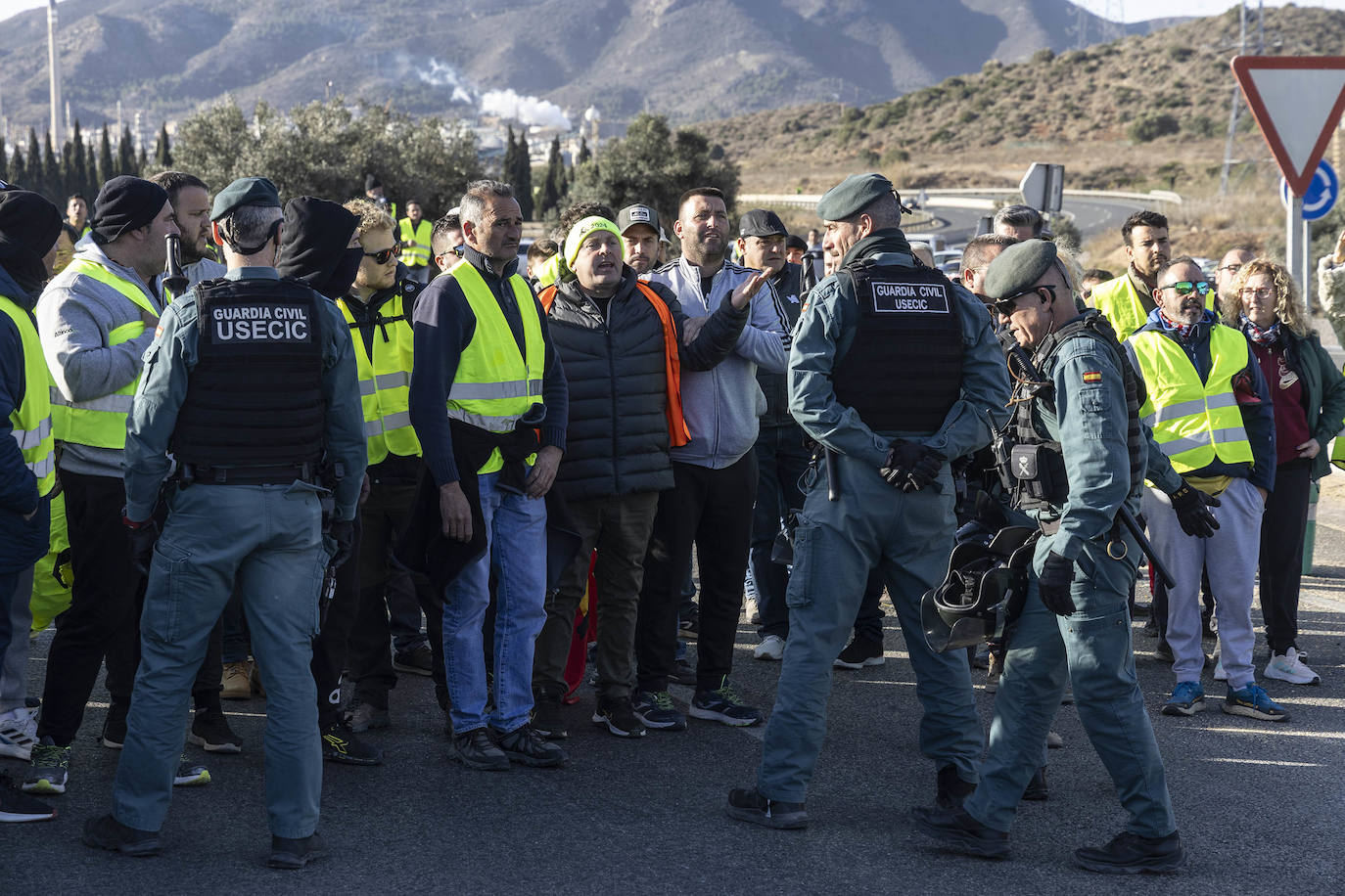 Protestas de agricultores y ganaderos en el acceso a Escombreras, en imágenes