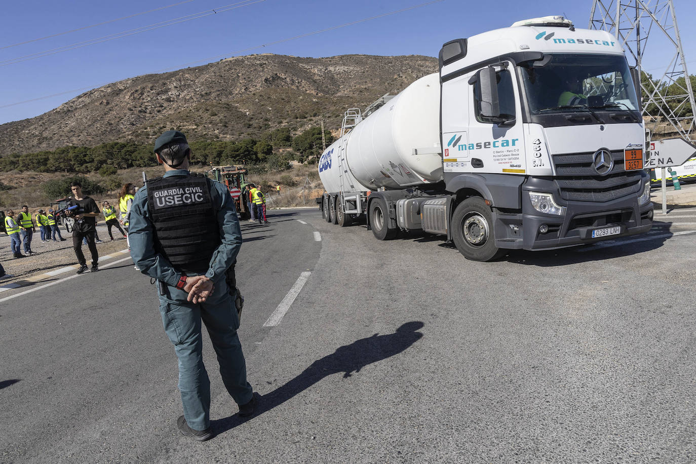 Protestas de agricultores y ganaderos en el acceso a Escombreras, en imágenes