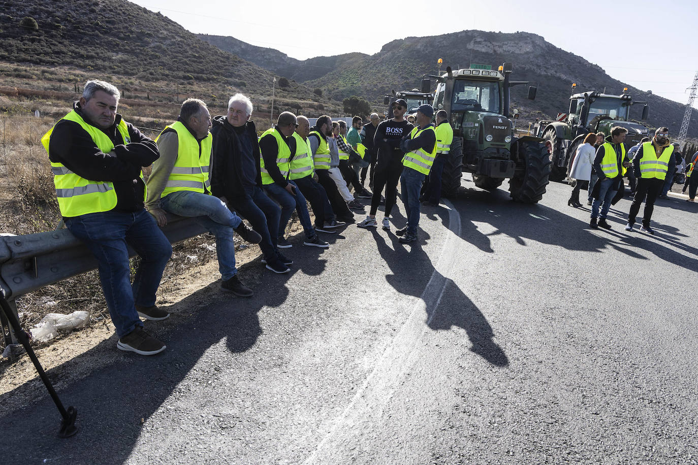 Protestas de agricultores y ganaderos en el acceso a Escombreras, en imágenes