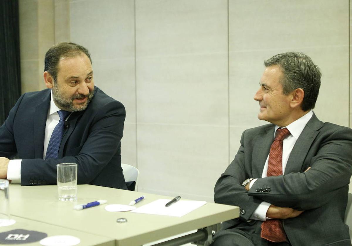 José Luis Ábalos y Pedro Saura charlan durante una visita a la Región en 2018.