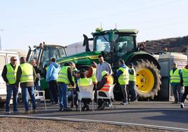 Los agricultores y ganaderos, este jueves, en el acceso a Escombreras.