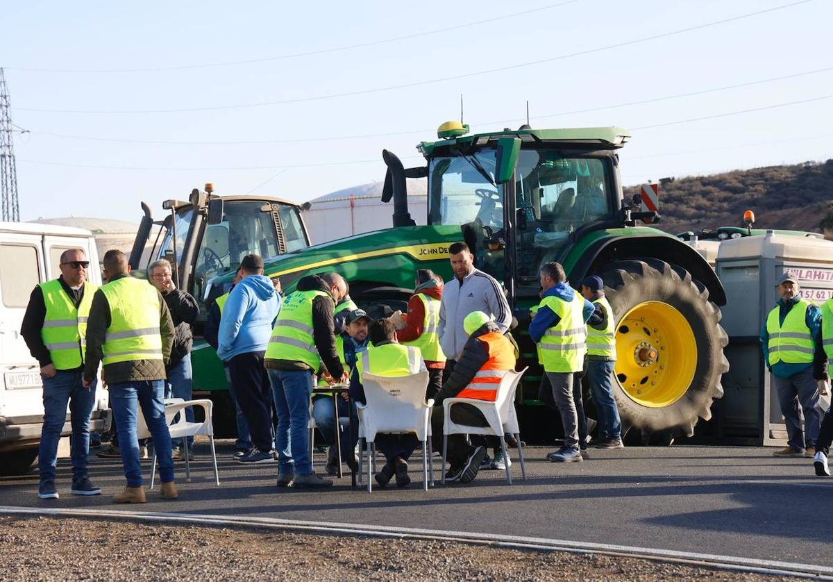 Los agricultores y ganaderos, este jueves, en el acceso a Escombreras.