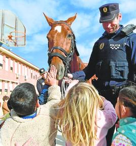 Alumnos del colegio público La Arboleja conocen las labores de la Unidad de Caballería.