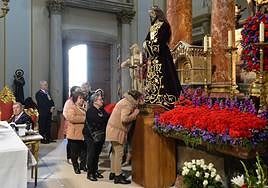 Tradicional besapié del Cristo del Rescate en la iglesia San Juan Bautista de Murcia