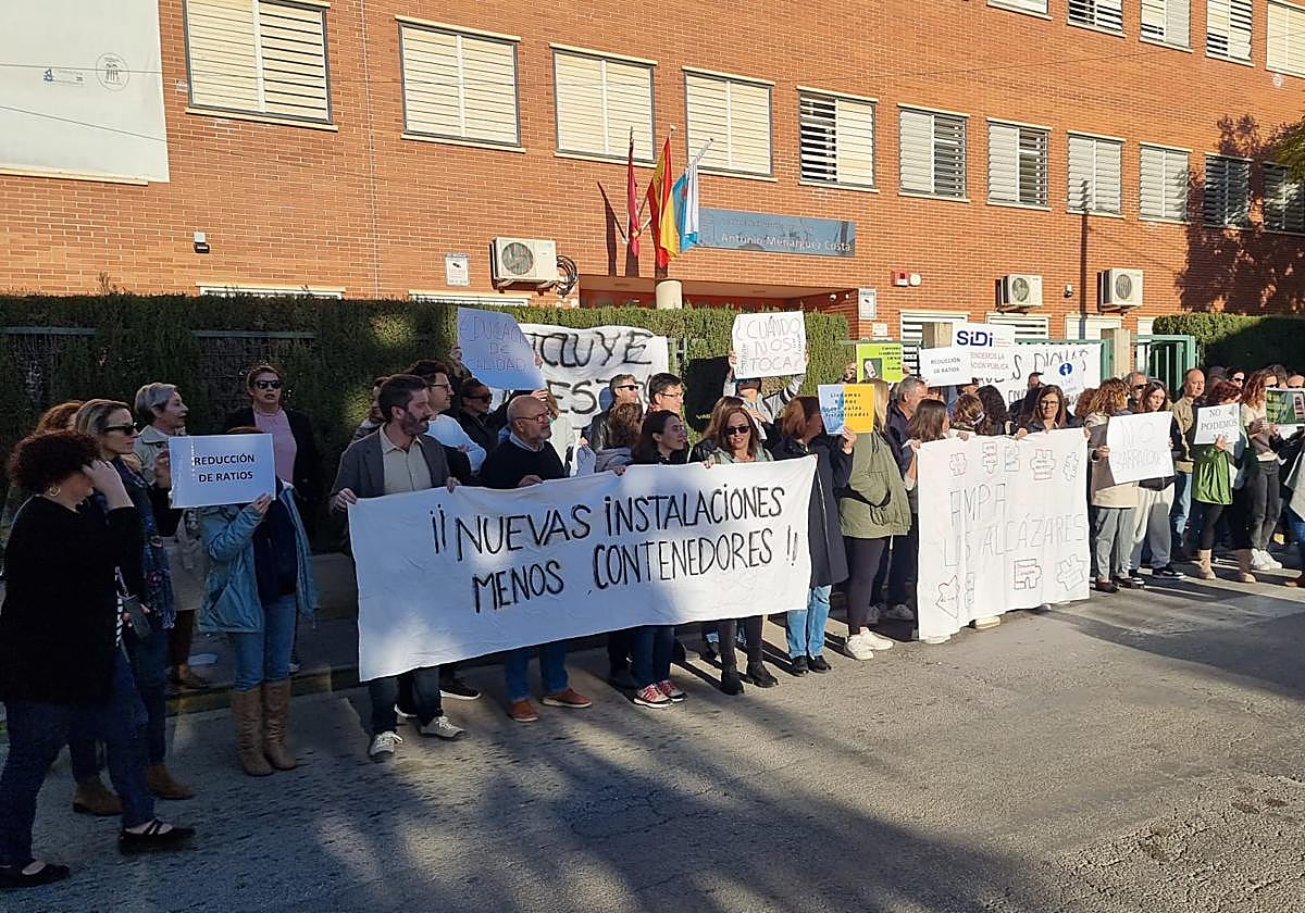 Protesta de padres y madres a las puertas del IES Antonio Menárguez Costa.