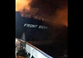 Un remolcador junto al 'Front Siena' la noche del incidente, en una captura de vídeo.