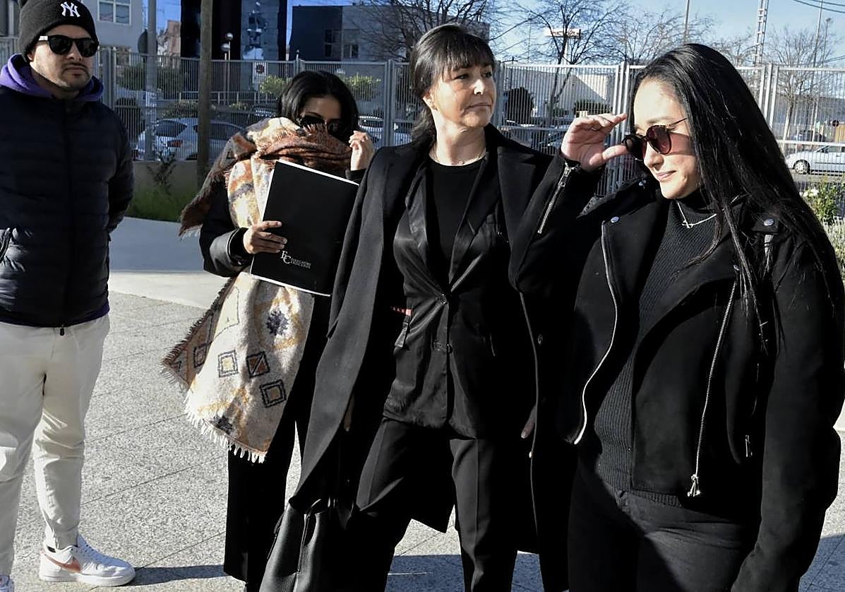 Testigos del incendio de Teatre llegan a la Ciudad de la Justicia este viernes.