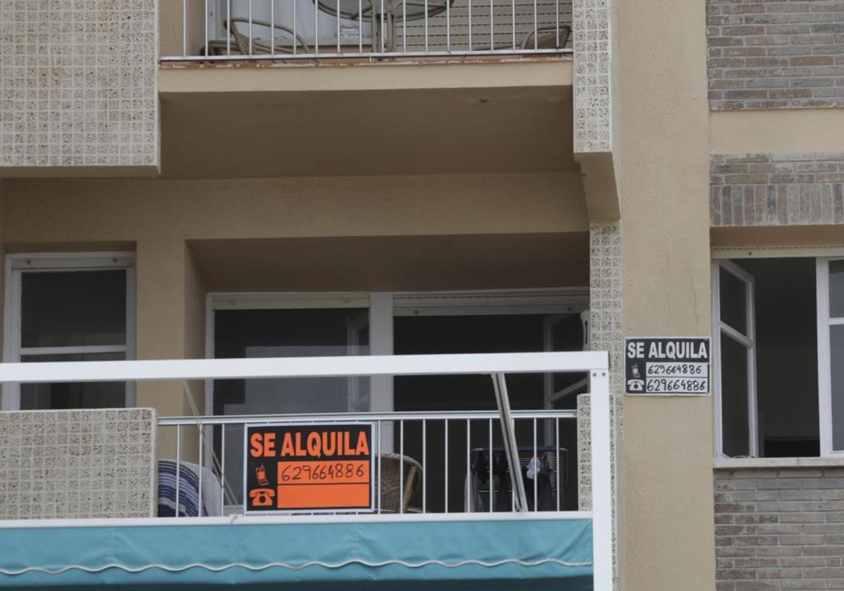 Carteles de alquiler en una vivienda, en una foto de archivo.