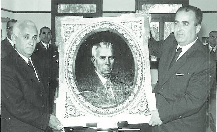 Imagen principal - 1. Homenaje a Feliciano Sánchez Saura, en 1968. 2. Feliciano Sánchez junto a sus alumnos en clase de natación, algo totalmente novedoso en aquella época. 3. 'La Voz de la Escuela', periódico creado por este maestro, el primero de España.