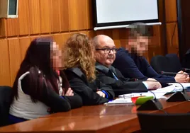 La pareja acusada, con el rostro pixelado, en el juicio con jurado celebrado este lunes en la Audiencia Provincial de Murcia.