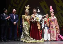 El presidente de la Federación de Moros y Cristianos y las abanderadas entrantes y salientes, anoche, en el Teatro Romea.