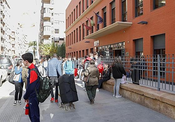 Alumnos del instituto Ramón Arcas a la salida de clase, en una imagen de archivo.