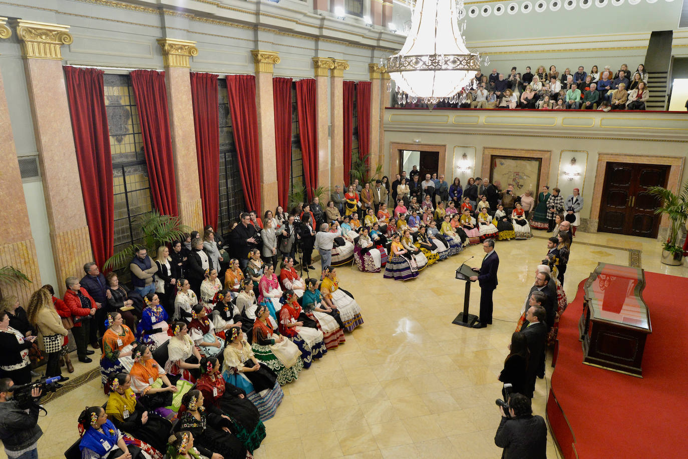 La recepción en el Ayuntamiento a las candidatas a Reina de la Huerta, en imágenes