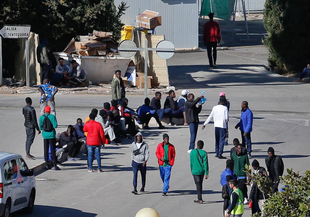 Inmigrantes en una de las explanadas del campamento.