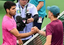 Carlos Alcaraz y Sinner se saludan, tras la victoria del murciano en las semifinales del año pasado en Indian Wells.