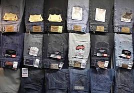 Pantalones expuestos en una tienda.