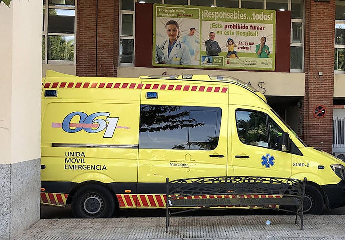 Una ambulancia llega a la puerta de Urgencias de La Arrixaca en una imagen de archivo.