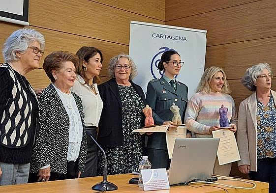 Premiadas y socias, junto a Cristina Mora y Juana Pérez.