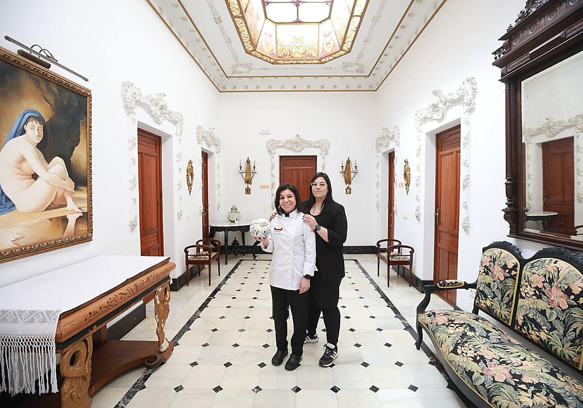 Irene y Eva López, con el Sol Sostenible, en su restaurante en Jumilla.