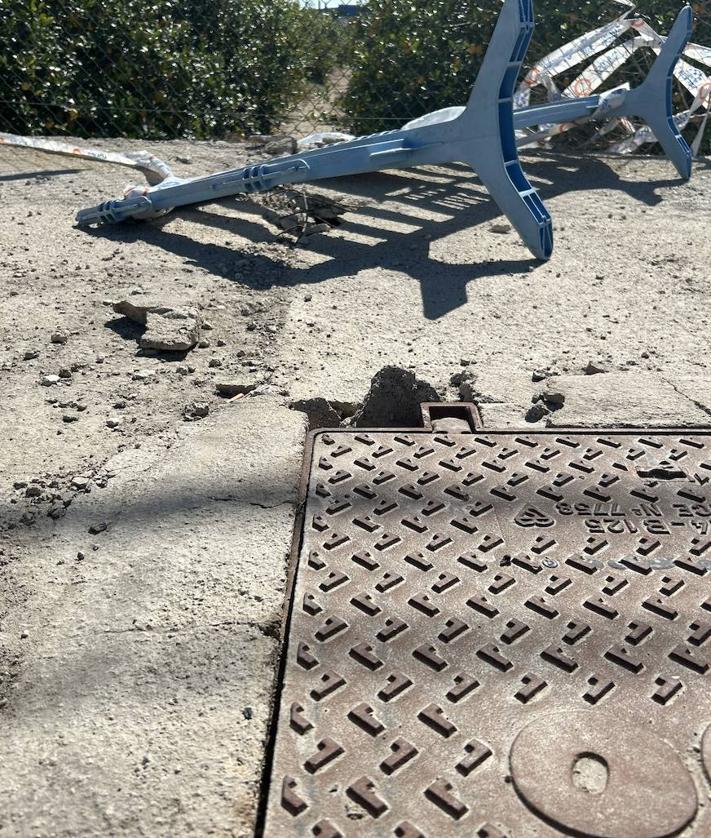 Imagen secundaria 2 - Otro socavón y grietas en el cimbrado de la acequia, entre el cruce de El Raal y el límite con Orihuela.