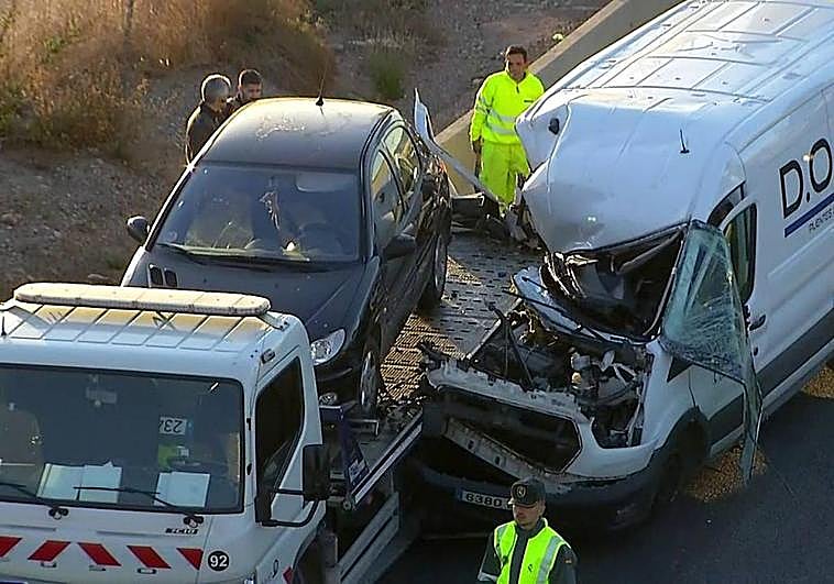 El accidente, este miércoles, entre una furgoneta y una grúa.