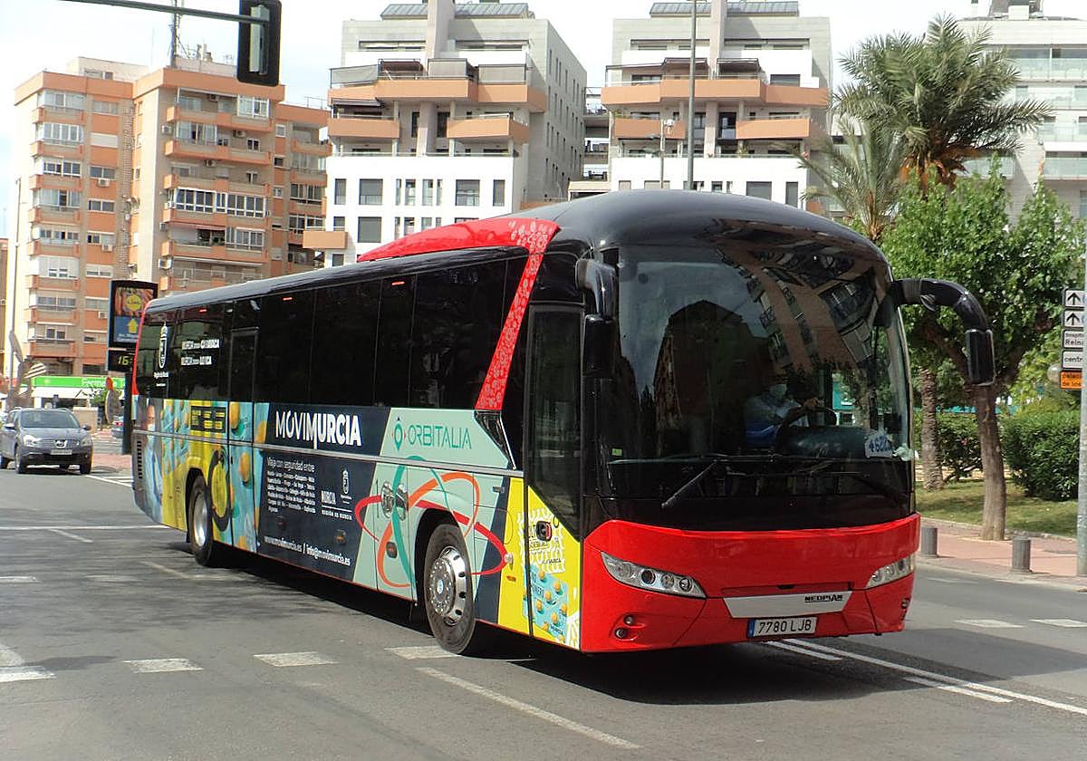 Uno de los autobuses que ha estado realizando la ruta.