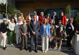 Las candidatas posan junto al alcalde y a la concejala de Mayores.