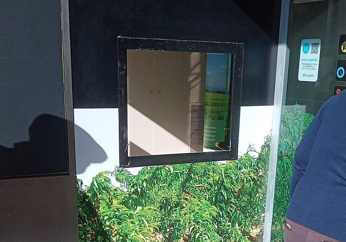 Hueco donde se encontraba el cajero automático robado.