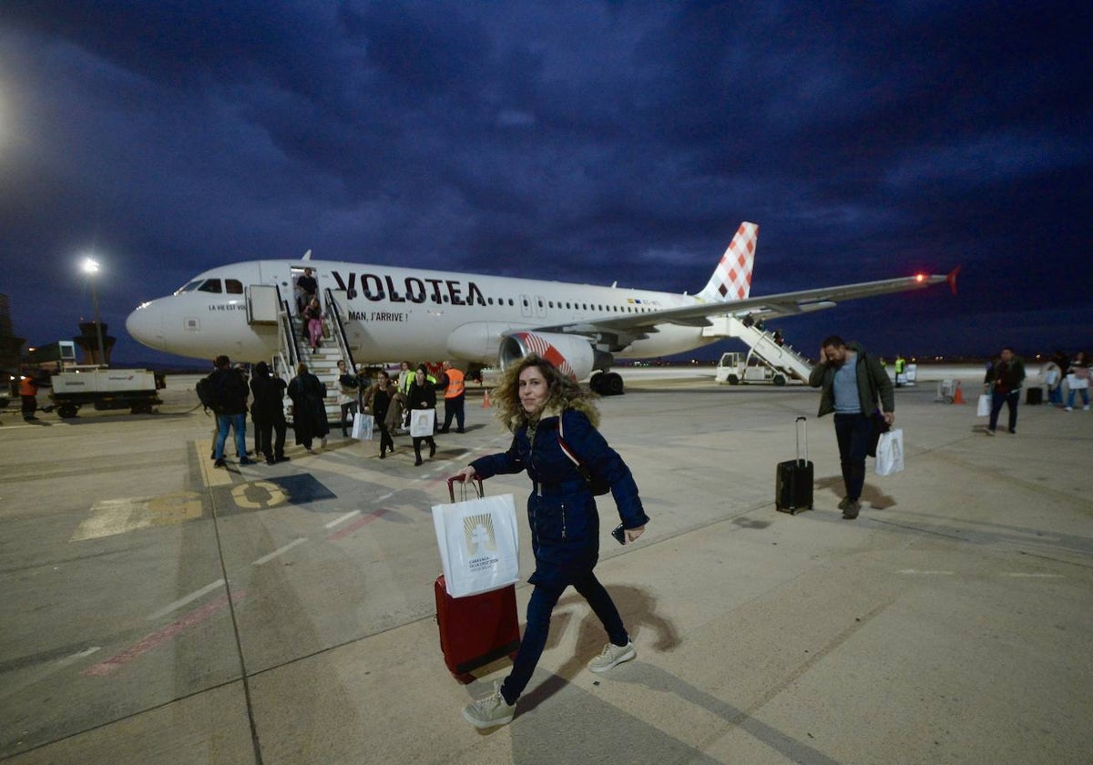 Llegada del primer vuelo de Volotea de la ruta Madrid-Murcia, el pasado mes de diciembre.