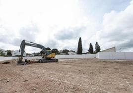 Excavadora a la que esta mañana madre e hija se han encadenado para protestar por la construcción de unos adosados junto a su finca.