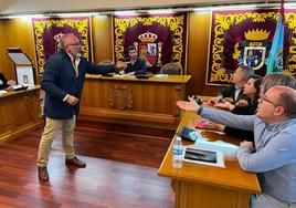 Un vecino se dirige a los ediles del PSOE, anoche, al acabar el Pleno, ante la mirada del alcalde.