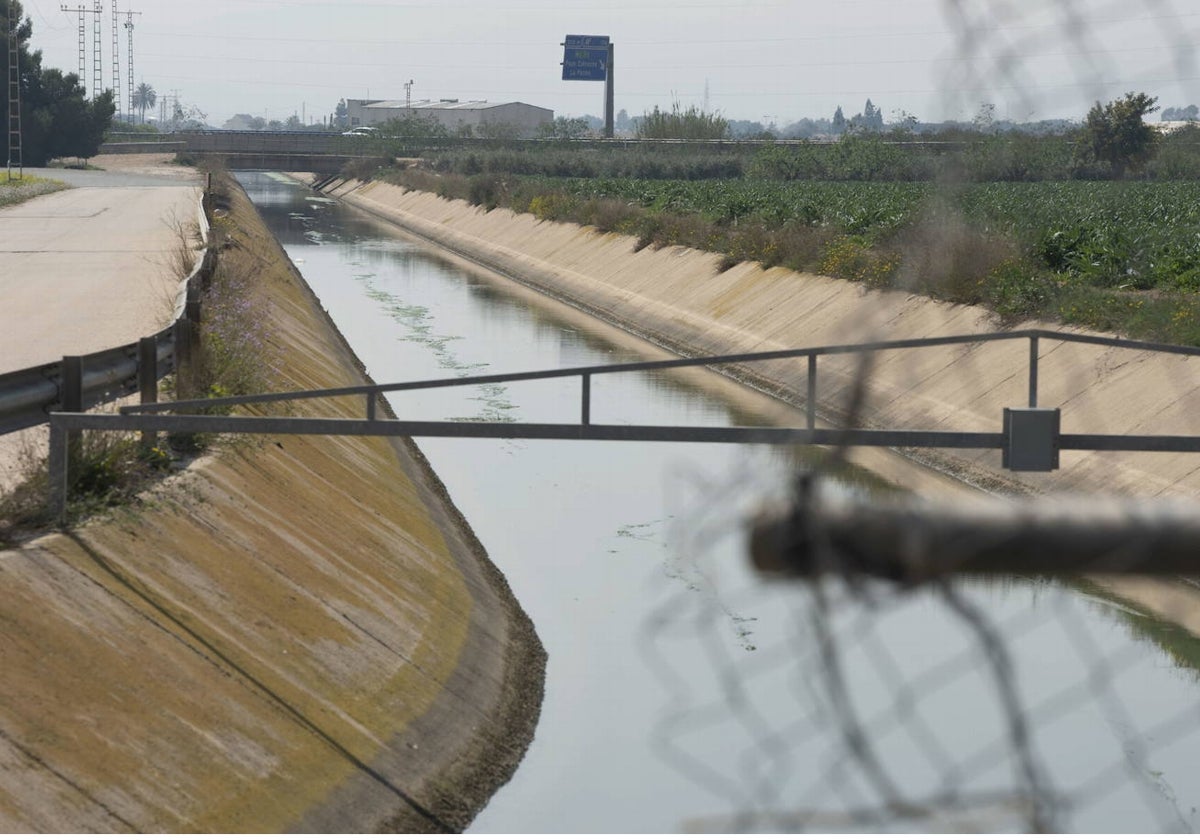 Canal del Postrasvase Tajo-Segura a su paso por el Campo de Cartagena.