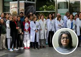 Profesionales del Centro Regional de Hemodonación y el Reina Sofía, este jueves en un minuto de silencio a las puertas del centro en memoria de María José Olmos.