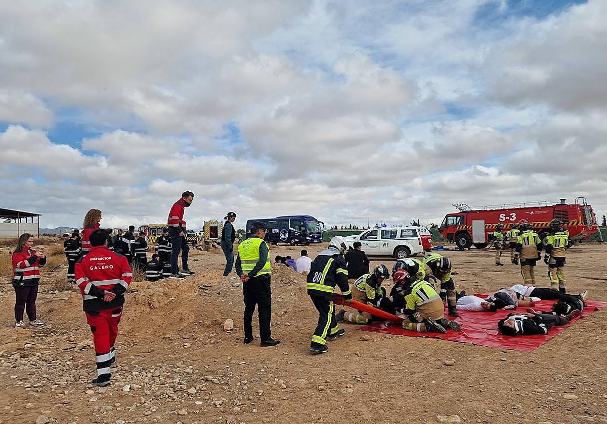 Los servicios de emergencias durante el simulacro, este jueves.
