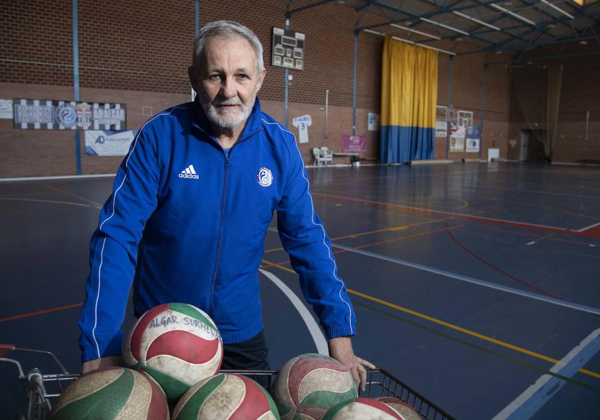 Juan Sáez posa para LA VERDAD en el Pabellón Escolar de El Algar, que llevará su nombre.