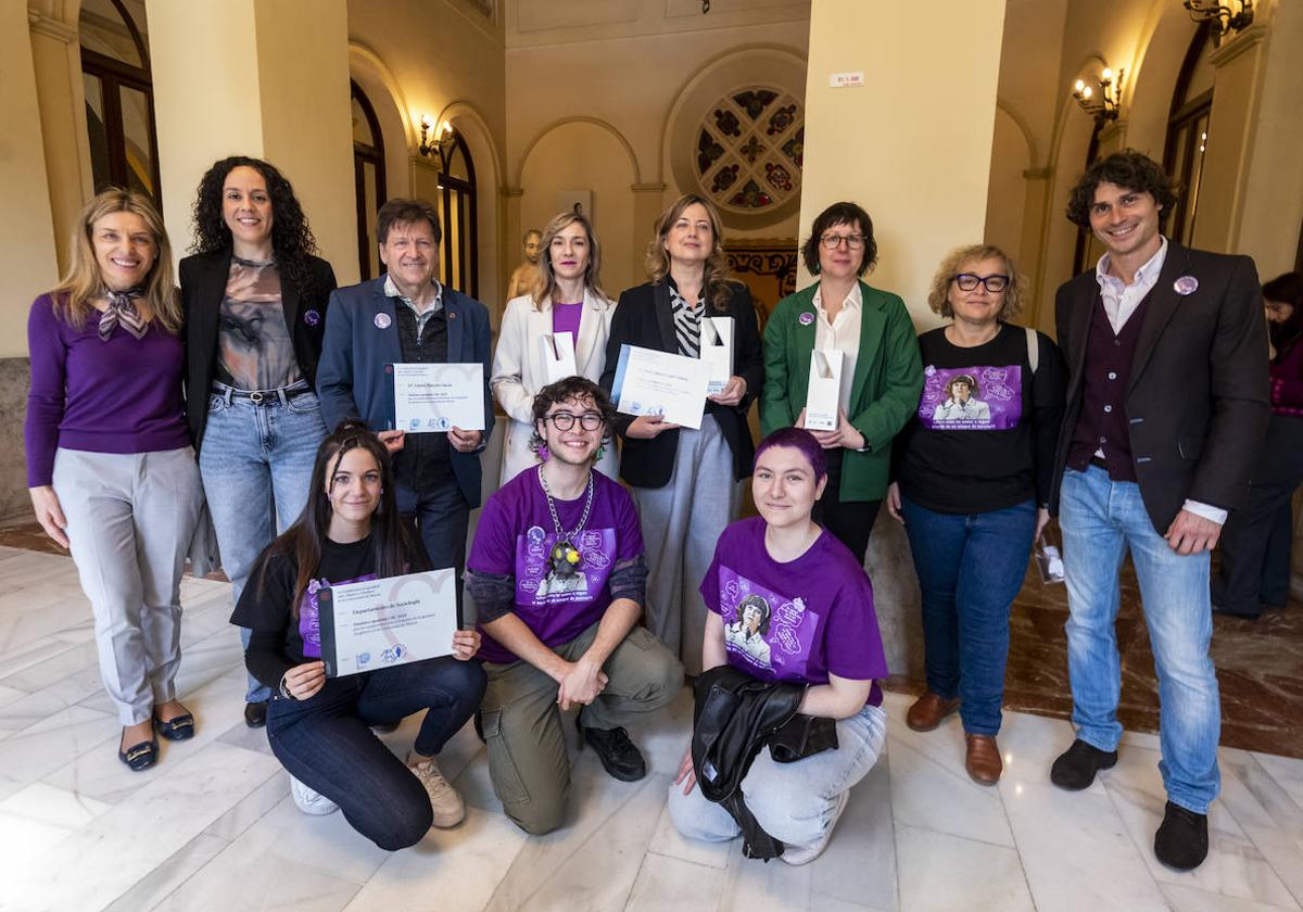 Galardonados y representantes de la comunidad universitaria, este viernes.