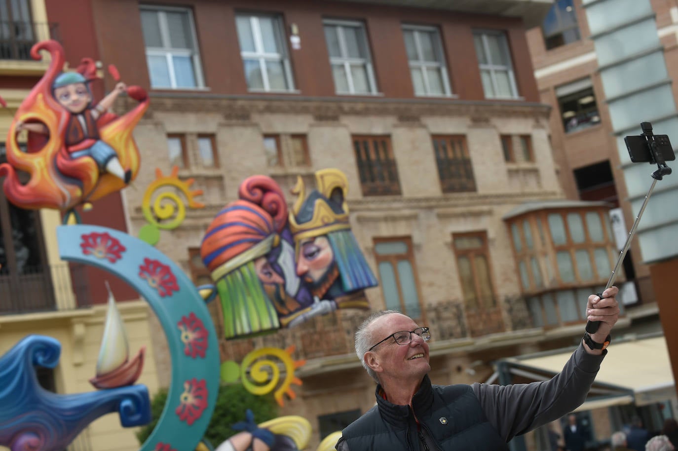 Degustación de una paella gigante en la plaza Julián Romea de Murcia, en imágenes