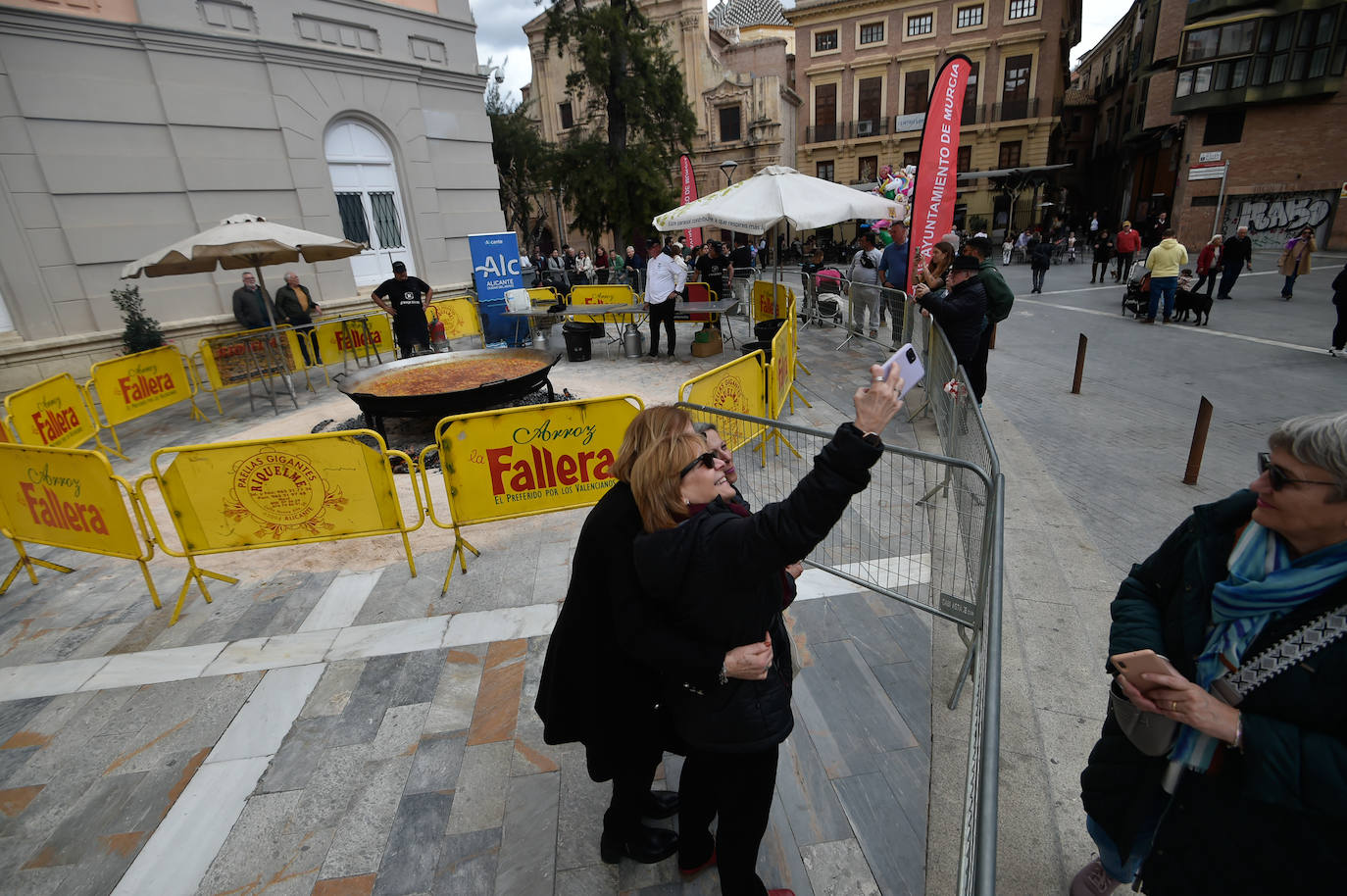 Degustación de una paella gigante en la plaza Julián Romea de Murcia, en imágenes