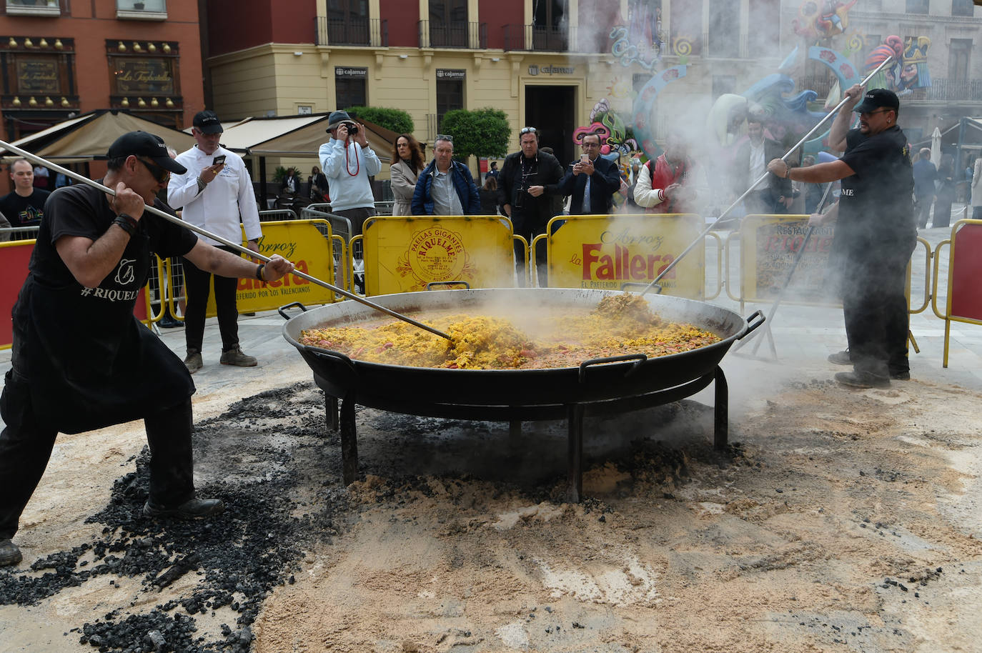 Degustación de una paella gigante en la plaza Julián Romea de Murcia, en imágenes