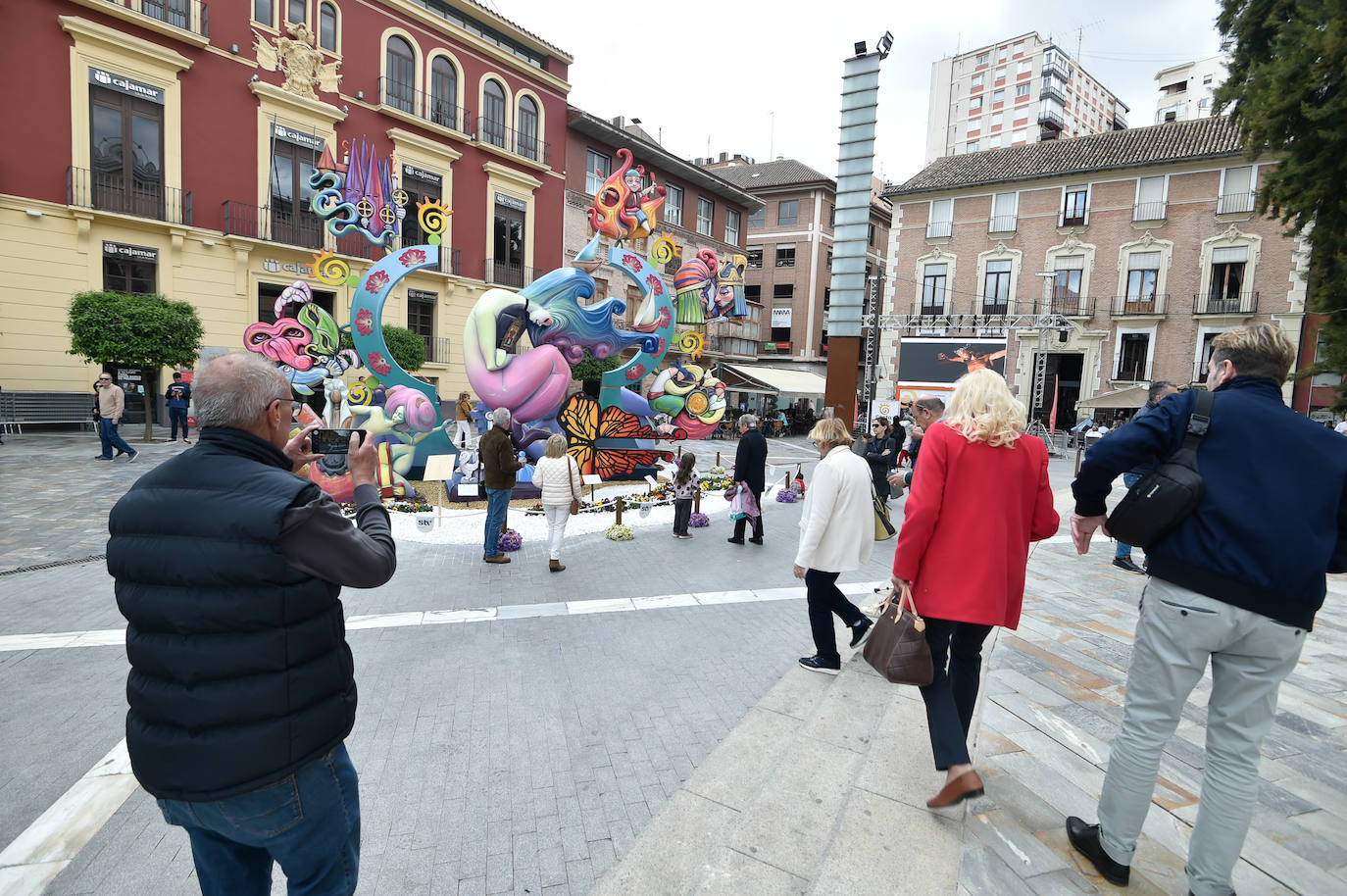 Degustación de una paella gigante en la plaza Julián Romea de Murcia, en imágenes