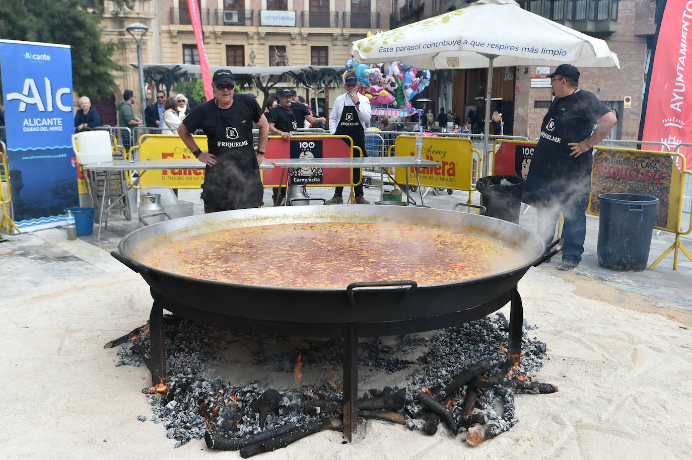 Degustación de una paella gigante en la plaza Julián Romea de Murcia, en imágenes