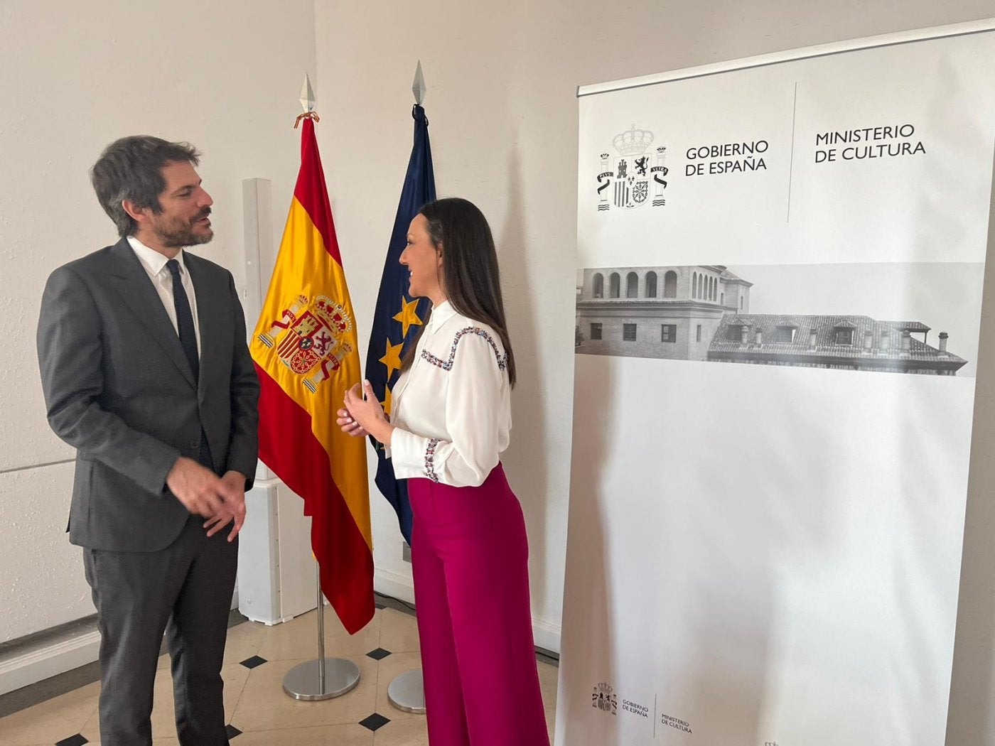 El ministro Ernest Urtasun, junto a la consejera Carmen Conesa.