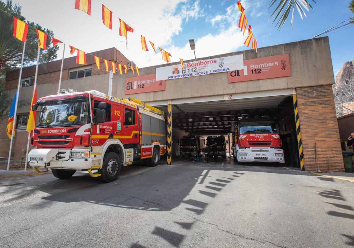 Acceso al parque de Bomberos de Orihuela, en el barrio de San Antón.