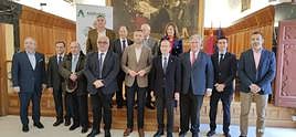 El alcalde del municipio, José Francisco García (con chaqueta caqui), dio la bienvenida en el Ayuntamiento, a los miembros de la Junta Directiva de la Agrupación de Industrias Alimentarias de Murcia, Alicante y Albacete.