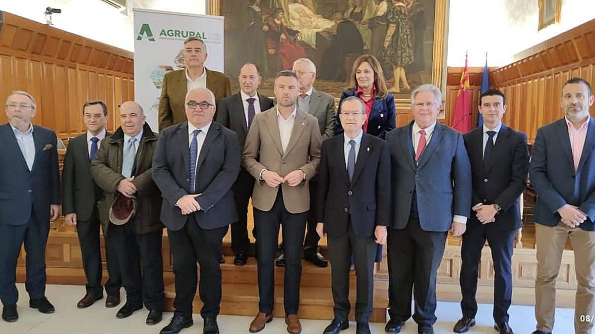 El alcalde del municipio, José Francisco García (con chaqueta caqui), dio la bienvenida en el Ayuntamiento, a los miembros de la Junta Directiva de la Agrupación de Industrias Alimentarias de Murcia, Alicante y Albacete.