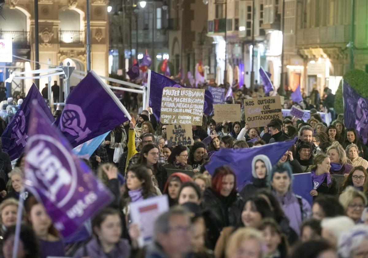 La manifestación atraviesa la calle Puerta de Murcia con banderas y carteles reivindicativos.