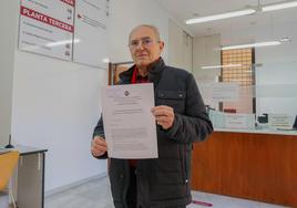 Florencio Dimas con el escrito que ha presentado en el registro general del Ayuntamiento.
