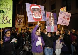 Mujeres con pancartas en la manifestación del 8M.