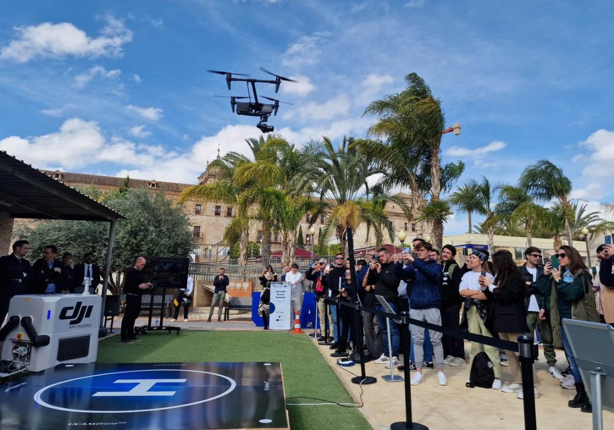 Demostración durante la inauguración del 'UCAM Drone Hub', situado en el Campus de Murcia.